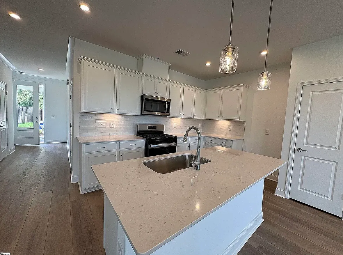 3 bed, 1672 sqft, $2,100 — Photo 4