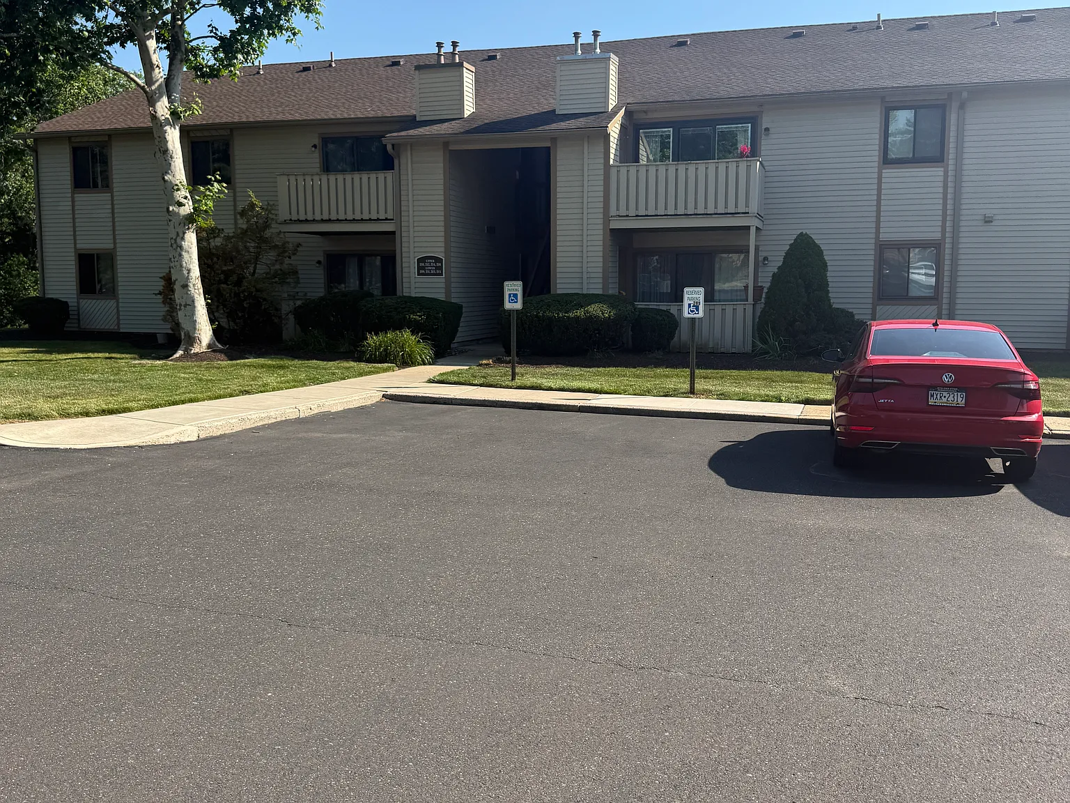 215 Hickory Ct — Photo 2