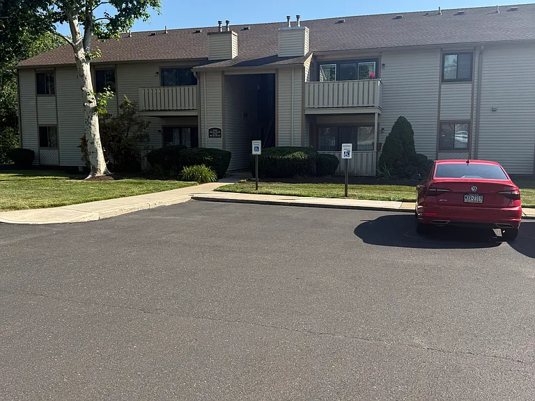 215 Hickory Ct — Photo 1