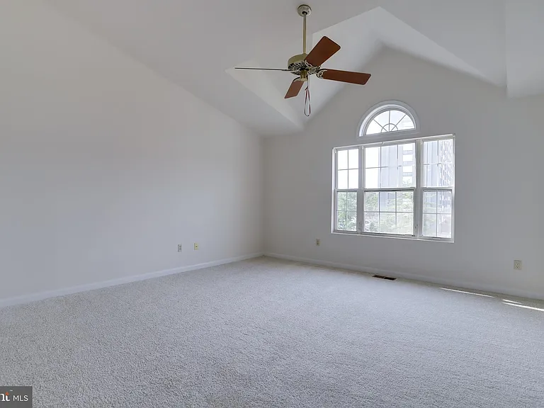 3050 S Glebe Rd — Photo 29