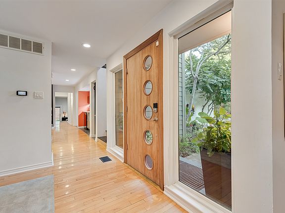 4th image of 3237 Sharpview Cir