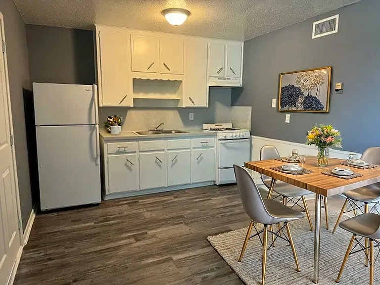 South Castle Apartments — Photo 24