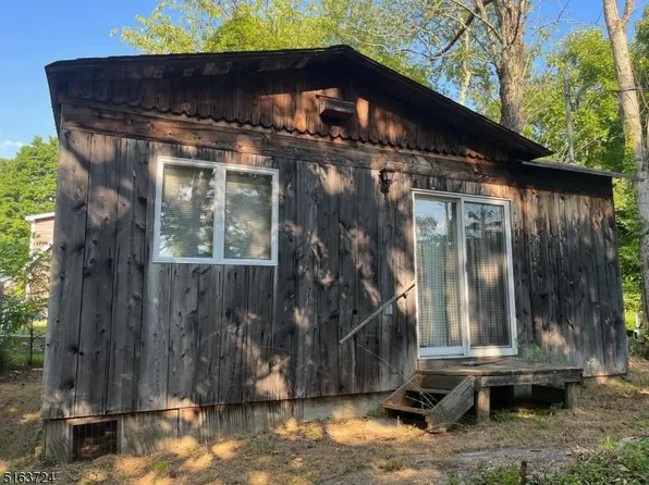 14 Harvey Rd, Hewitt, NJ 07421