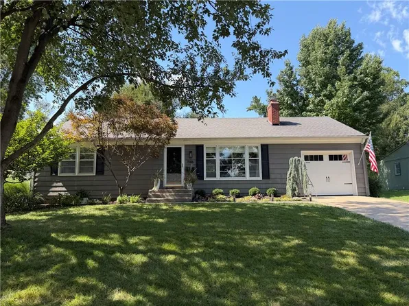 7146 Booth St, Prairie Village, KS 66208
