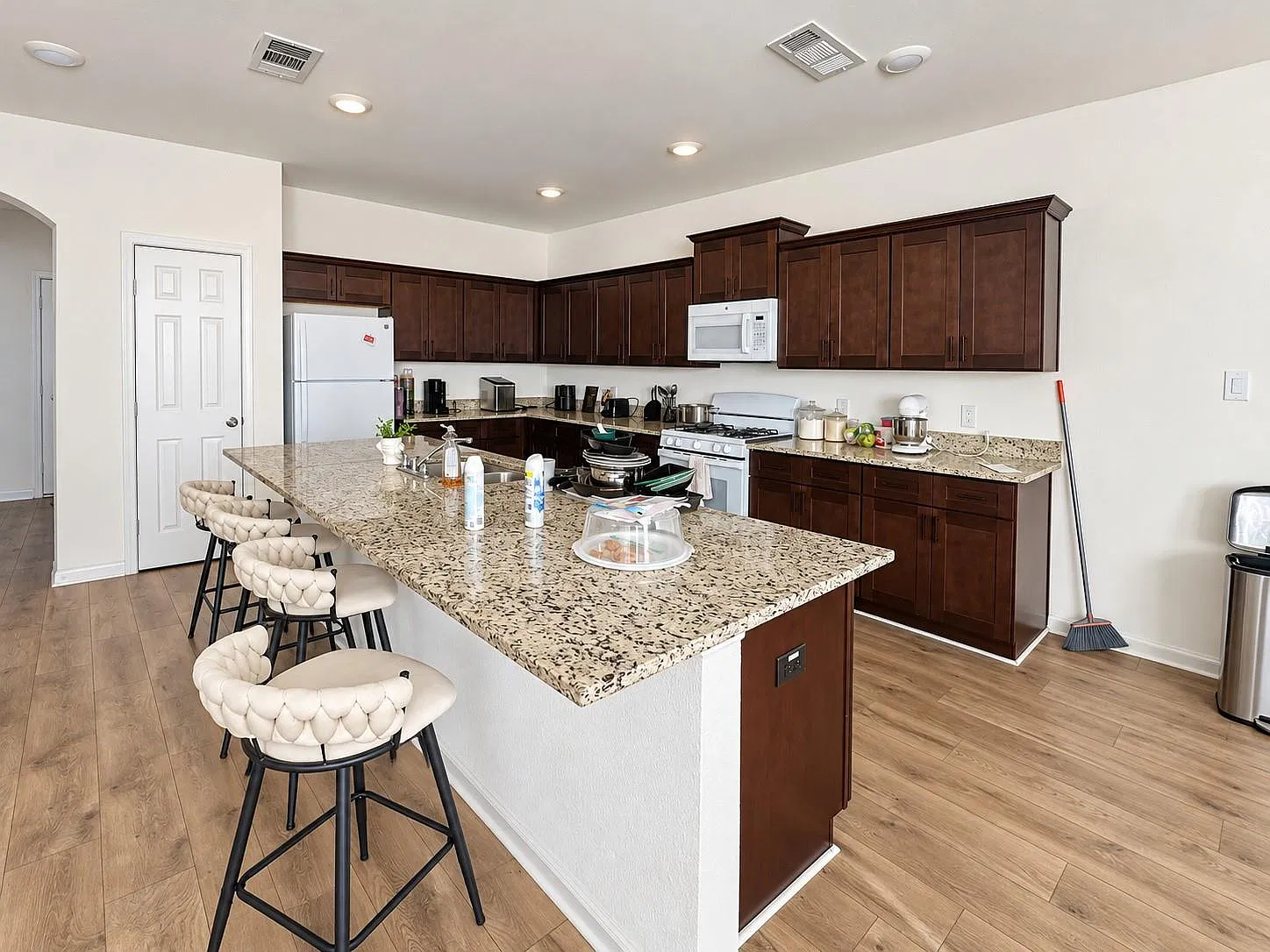 5 bed, 2.5 bath, 2524 sqft, $2,100 — Photo 4