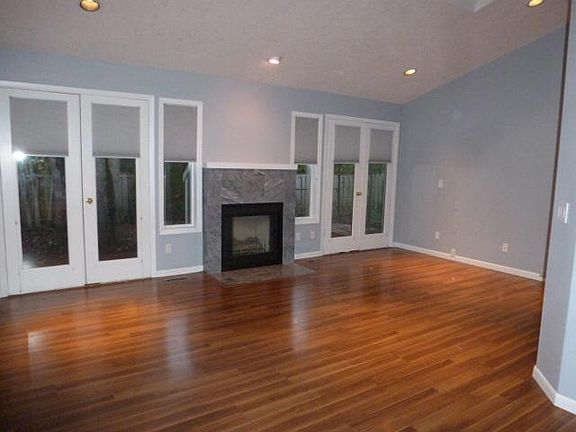 3rd image of 875 NE Eaglenest Ct