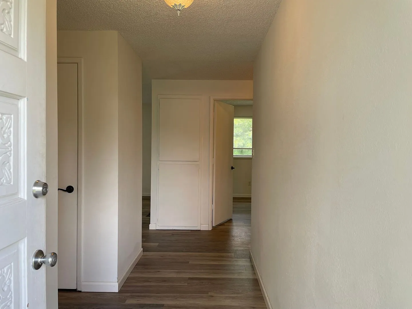 Very Nice 3 Bedroom 2 bath Home-Fully fenced Back Yard-East Medford — Photo 3