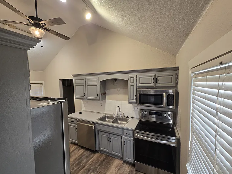 929 E Blue Ridge Blvd — Photo 15