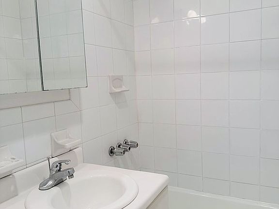 3rd image of 117 W 58th St APT 8H