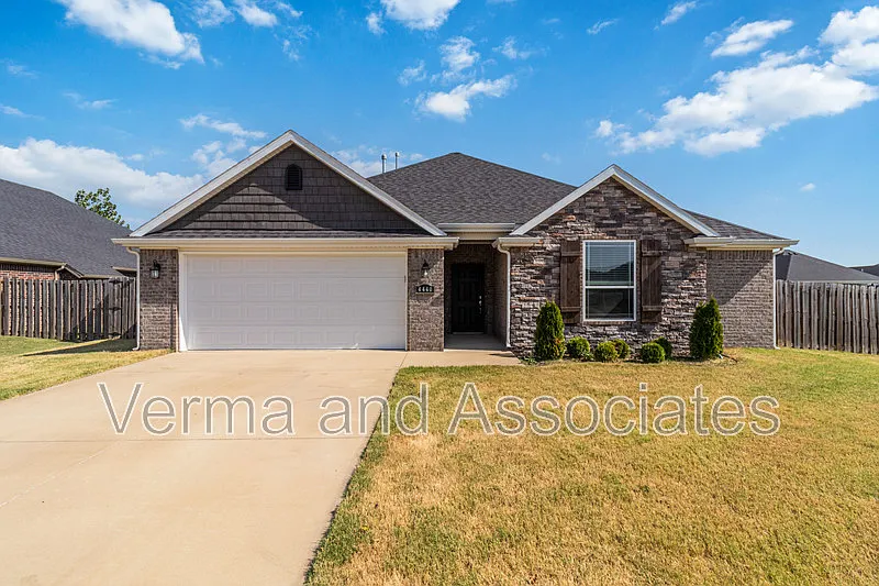 3 bed, 2.0 bath, 1800 sqft, $2,150 — Photo 2