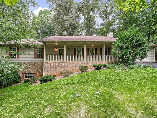 1703 Heathrow Dr, Cookeville, TN 38506