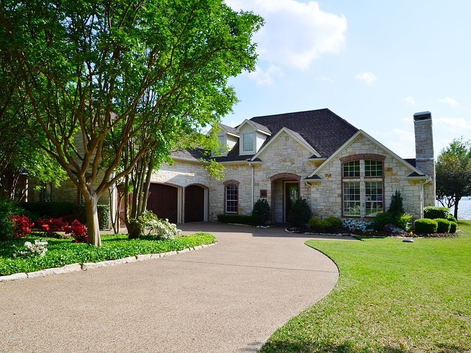 BEAUTIFUL CURB APPEAL