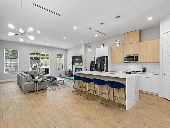 3rd image of 2603 Crossman Ave
