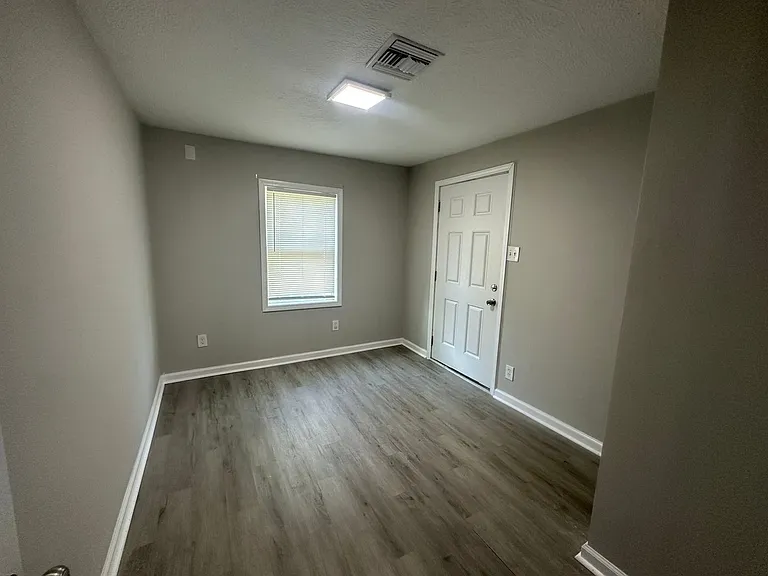 1018 Falls St — Photo 4