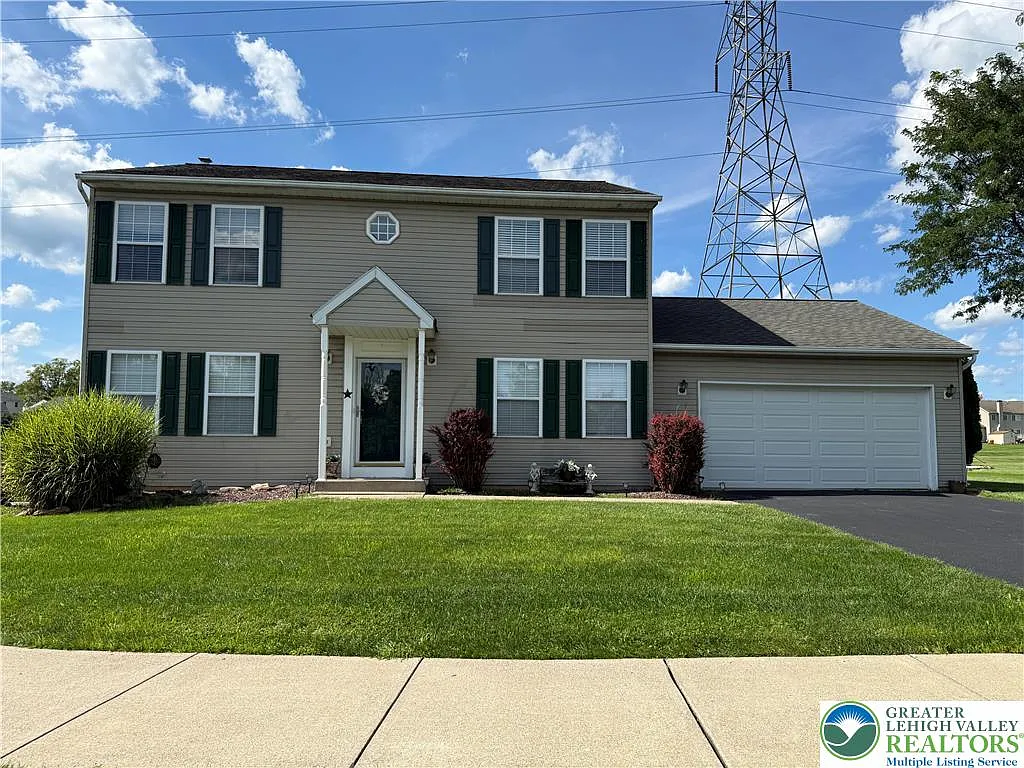 4 bed, 2.5 bath, 2892 sqft, $2,900 — Photo 1