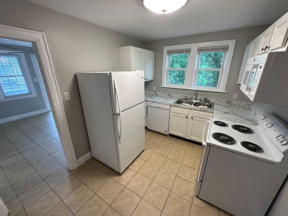 3rd image of 208 Shepherd Ave #1/2