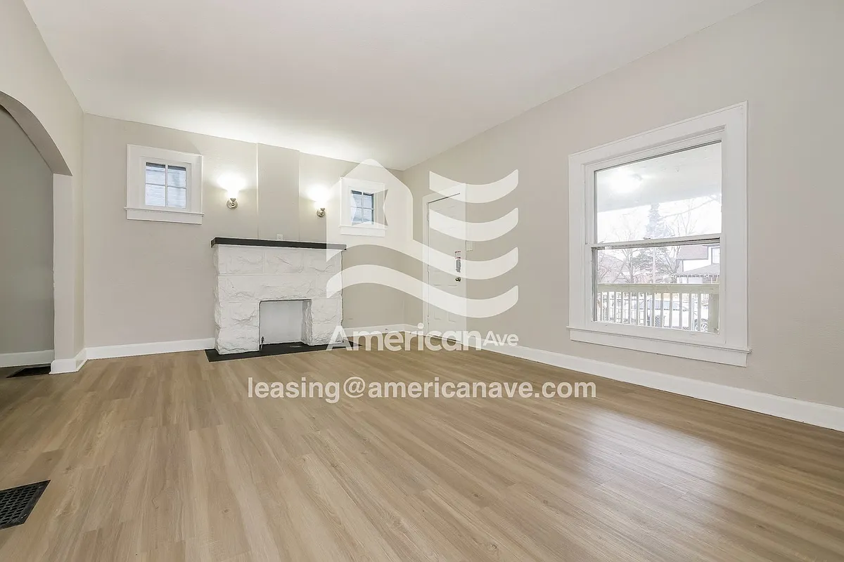 1299151_002_living_room_14296373.jpg - 115 N Topping Ave
