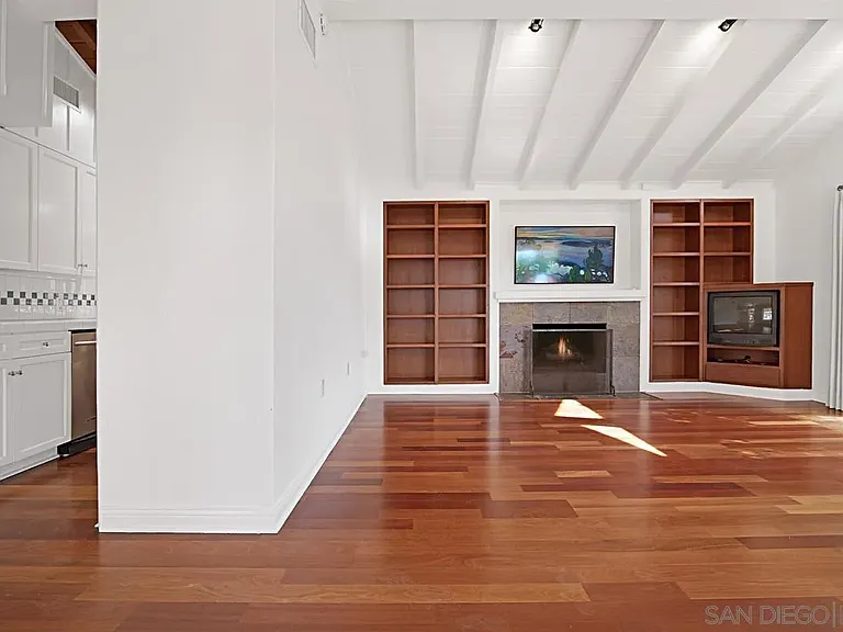 573 Amphitheatre Dr — Photo 5