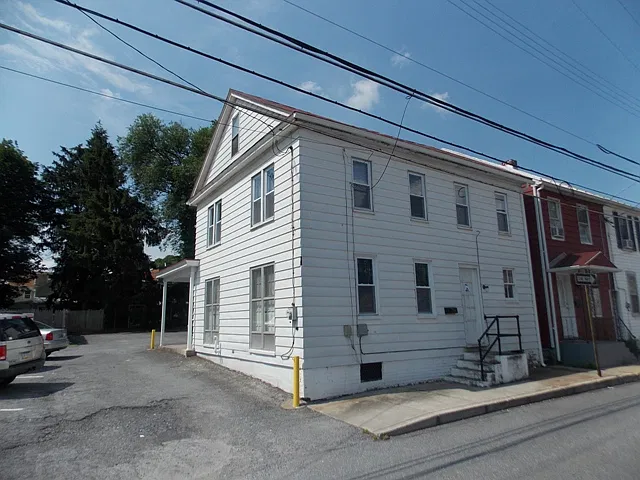 4 bed, $1,995 — Photo 1