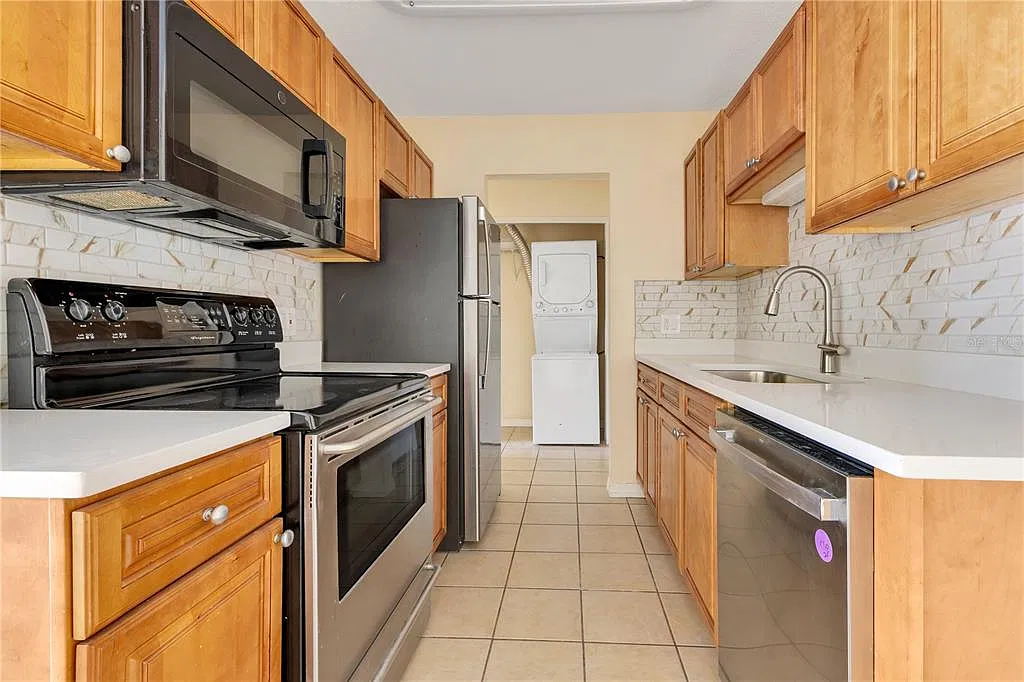 2 bed, 1.0 bath, 881 sqft, $1,600 — Photo 3