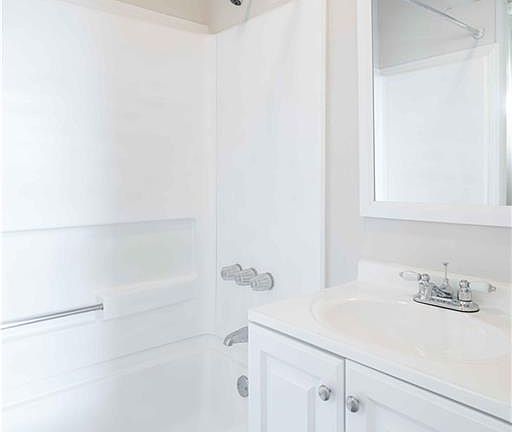 5th image of 716 Lakeview Ave NE APT 5