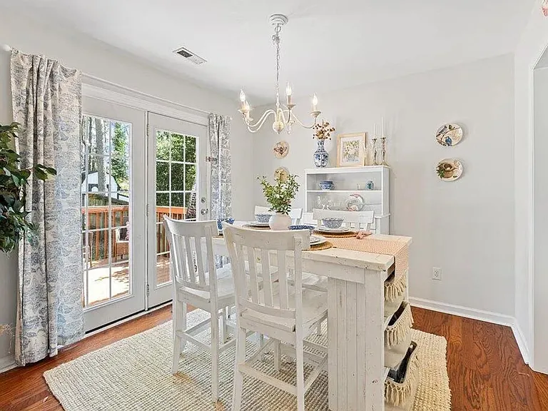 1052 Mills St — Photo 4
