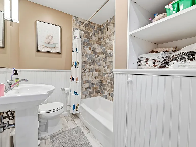 319 E Madison Ave — Photo 4