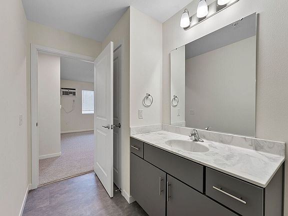 4th image of 700 Loomis Dr #0