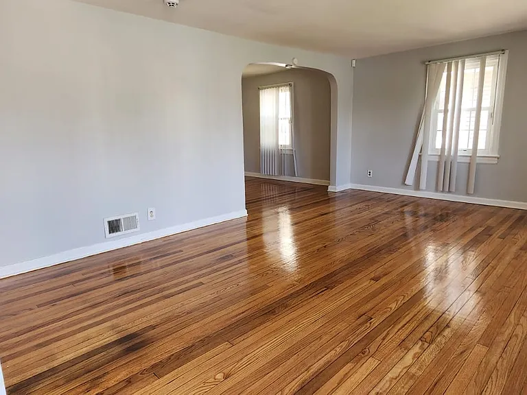 373 E Lake Ave — Photo 2