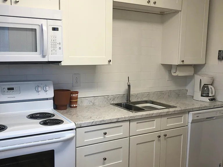 400 Franklin Ave — Photo 13