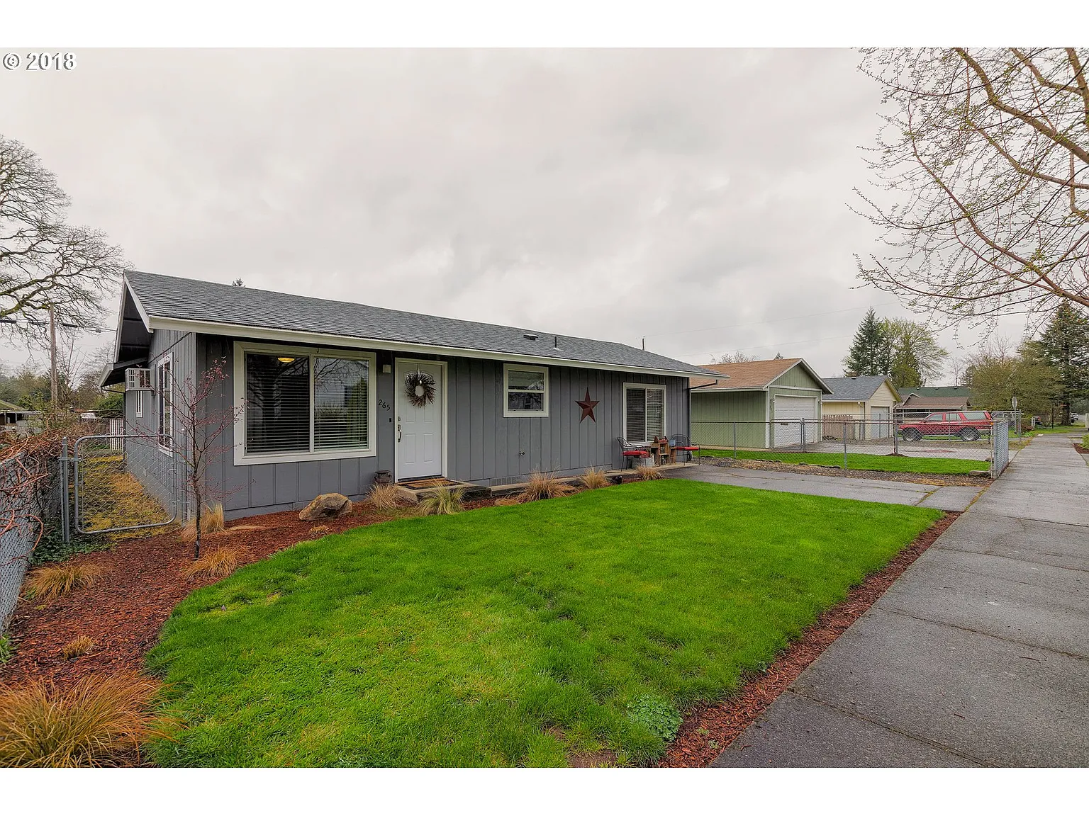 265 NW Zobrist St photo 1