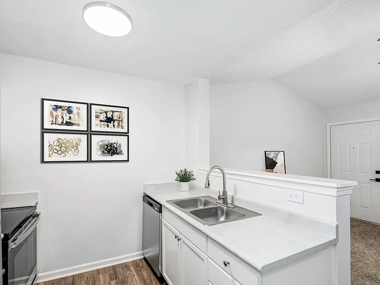 Carlson Bay Luxury Apartments — Photo 29