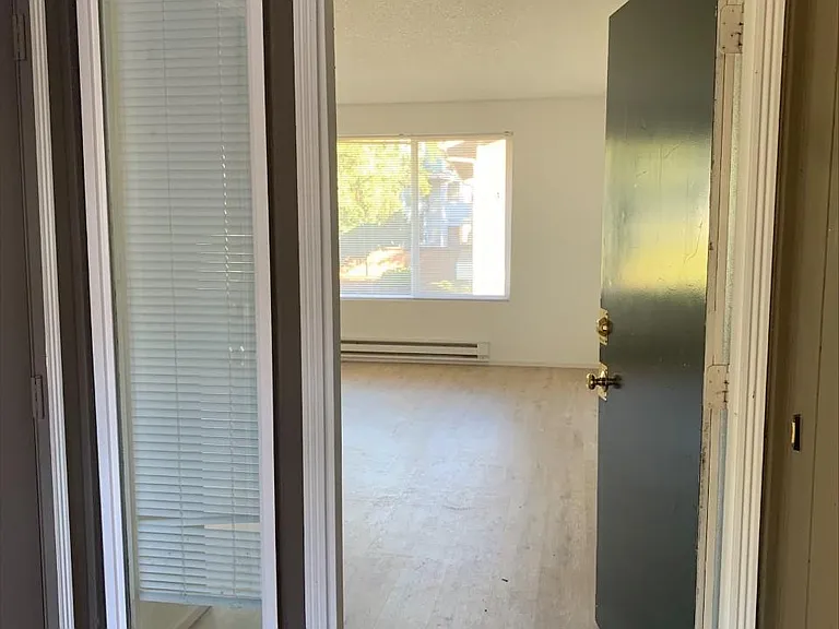9117 Meridian Pl NE — Photo 2