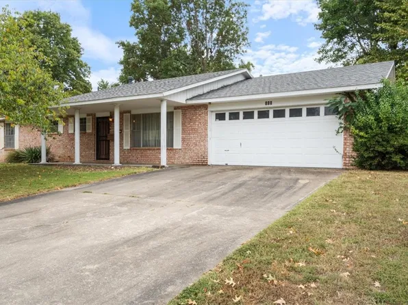 111 Rogers Circle Dr, Springdale, AR 72764