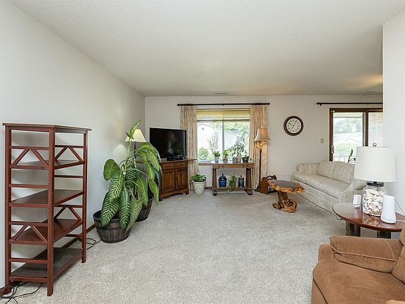 3rd image of 4857 Woodland Ave Unit 8