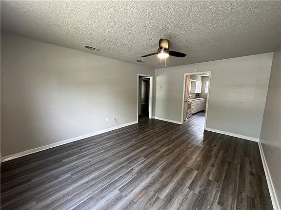 3rd image of 512 W Avenue B