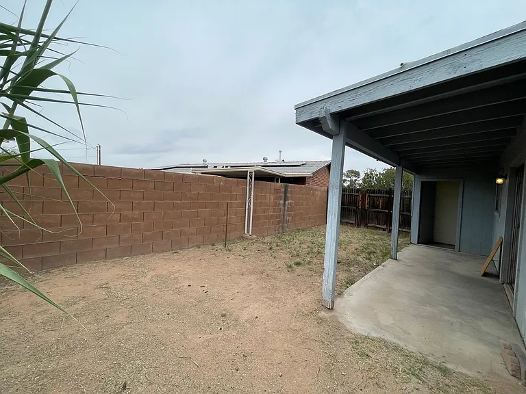2 Bedroom And 1 Bath Triplex! **Move In Special** — Photo 15