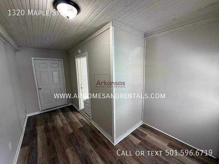 1320 Maple St — Photo 8