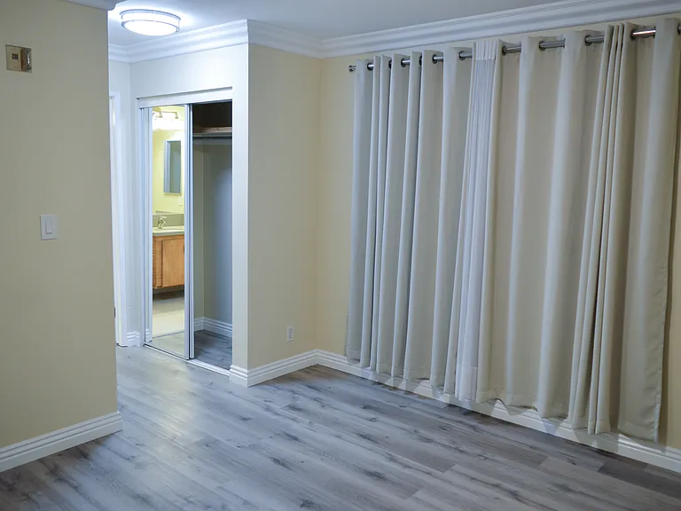 1726 Winona Blvd #105 — Photo 21