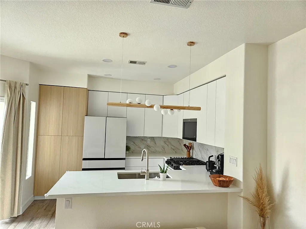 2 bed, 991 sqft, $3,300 — Photo 3