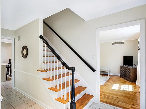 5th image of 8939 Sassafras Ct