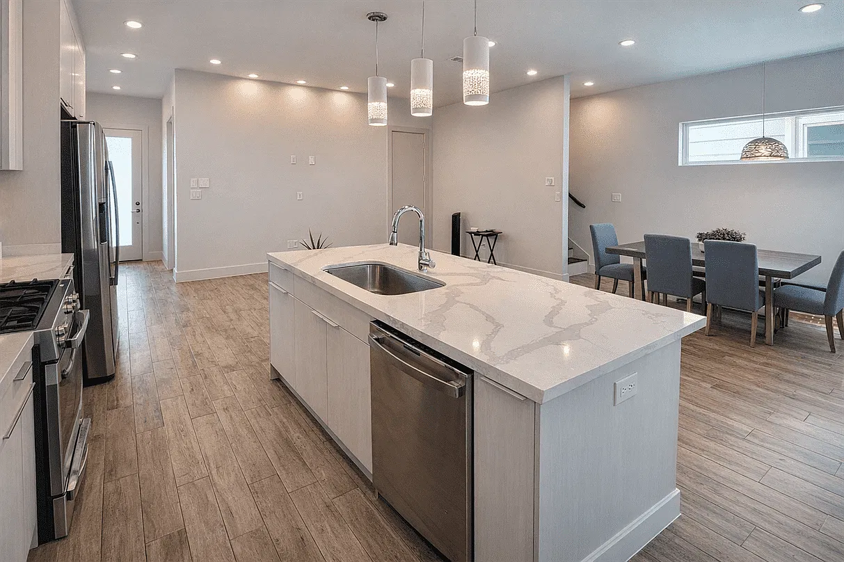 3 bed, 2.5 bath, 1700 sqft, $2,400 — Photo 2