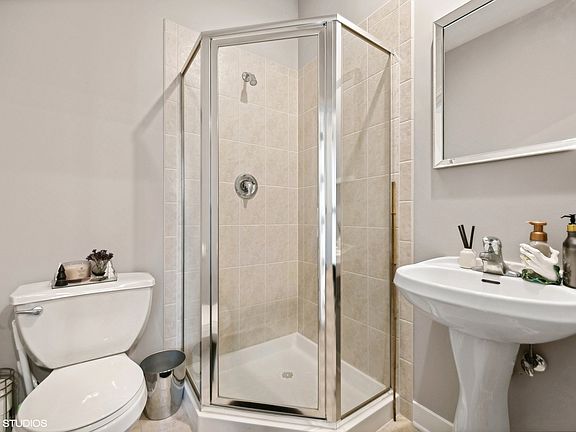5th image of 2923 N Natoma Ave Unit 8
