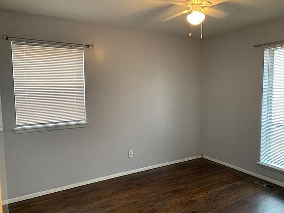 3rd image of 215 Tanglewood Ct