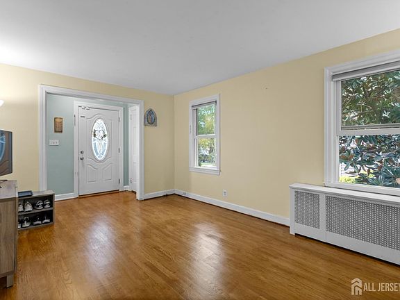3rd image of 16 Vanderbuilt Pl