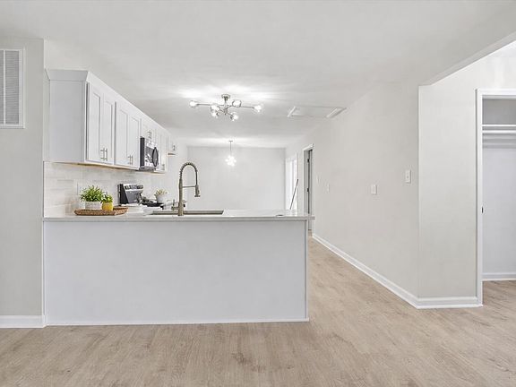 5th image of 2932 Cedarwood Dr