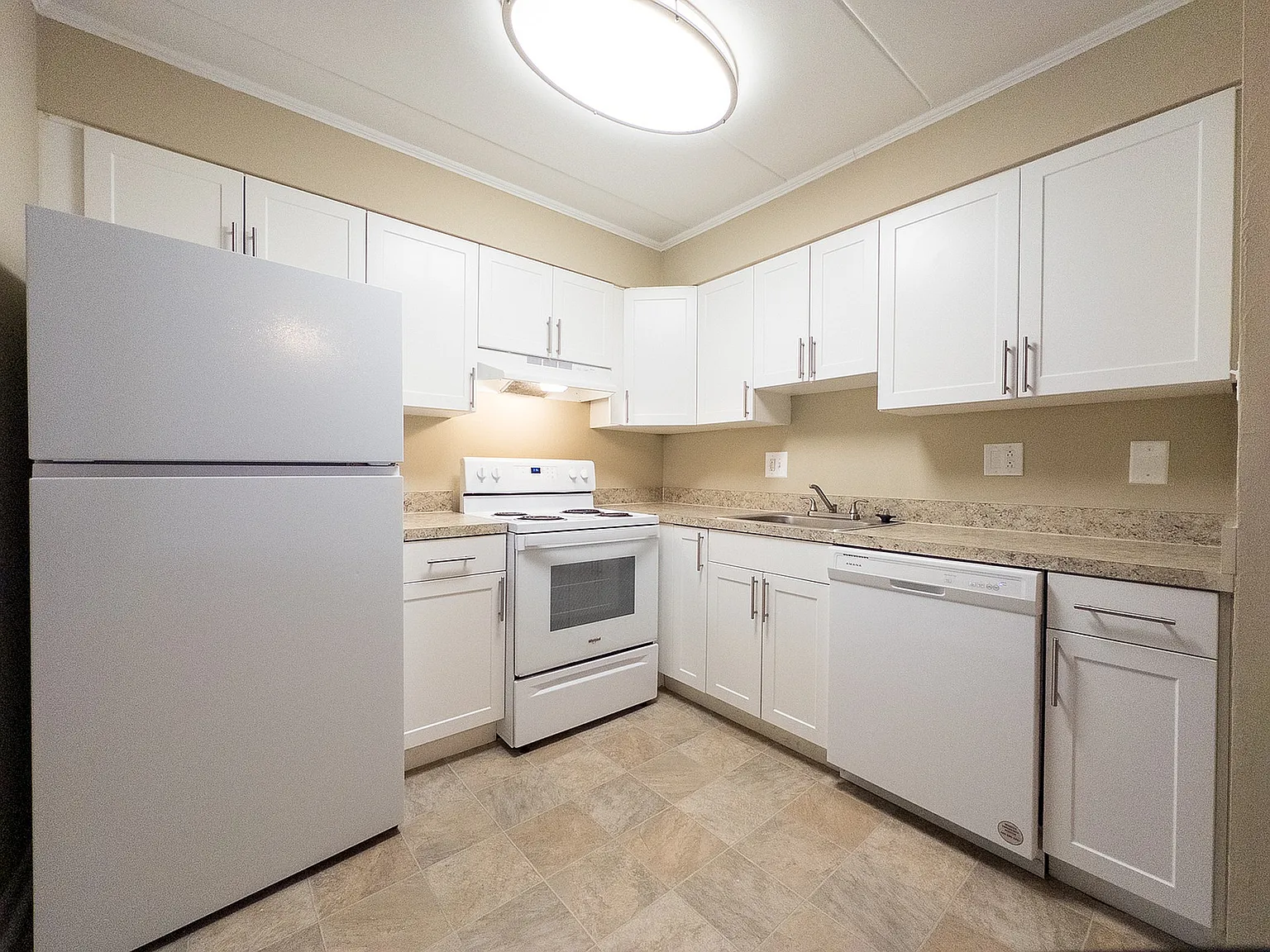 Lincoln Court Apartments — Photo 1