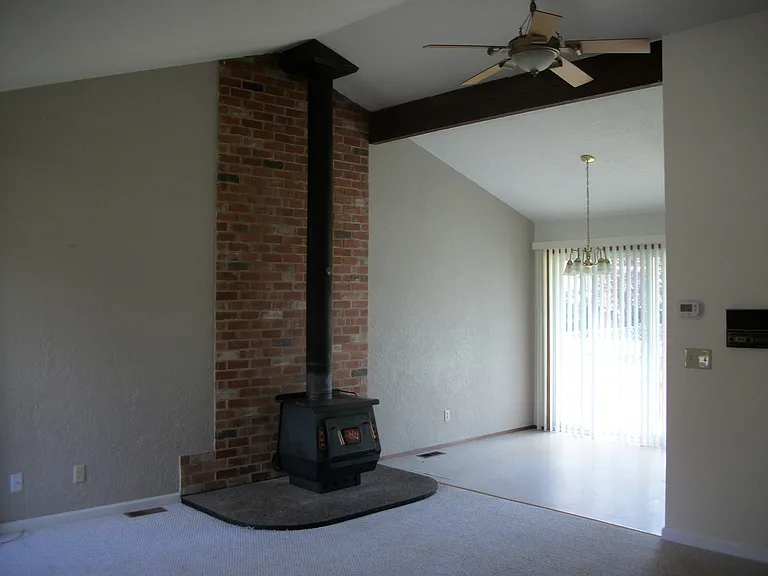 83 NW Nichols Ave — Photo 3