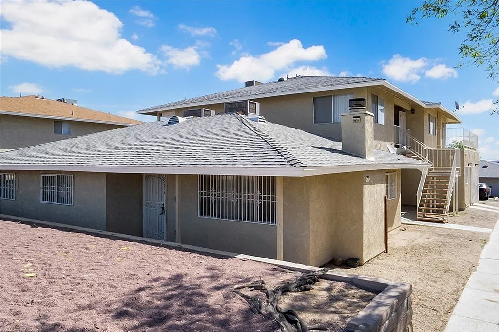2 bed, 900 sqft, $1,350 — Photo 1