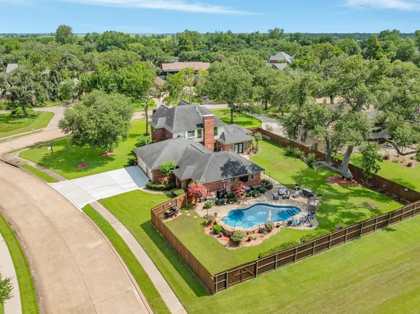52 Chesswood Ct, Lake Jackson, TX 77566